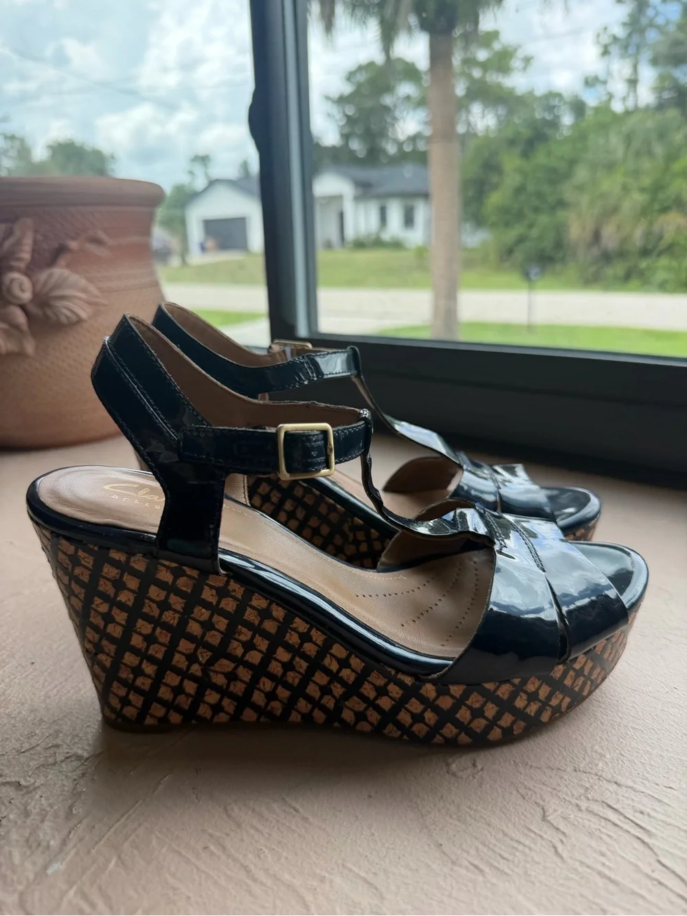 Clarks Amelia Roma Blue Glossy T-strap wedge sandals woven-pattern platform SZ 8